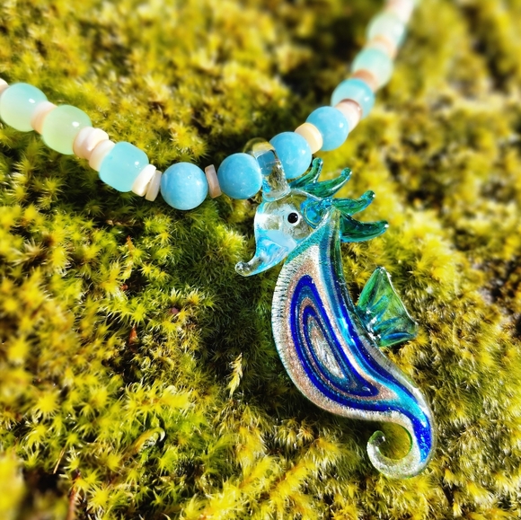 🐚🌊 Lampwork Seahorse with aquamarine & shells necklace - Picture 9 of 13